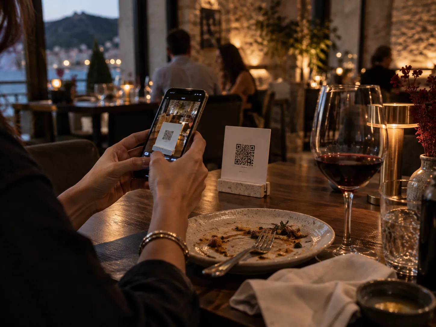 Gost restorana skenira karticu za ostavljanje iskrene recenzije