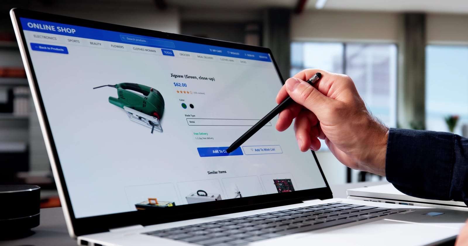 Cijena izrade web shopa: poduzetnik na laptopu uspoređuje tri ponude za web trgovinu